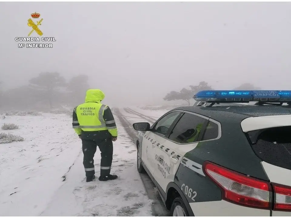 Veh&iacute;culo de la Guardia Civil en una carretera de la provincia de Alicante
