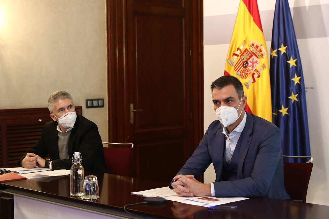 El presidente del Gobierno, Pedro Sánchez (d) y el ministro del Interior, Fernando Grande-Marlaska (i), 