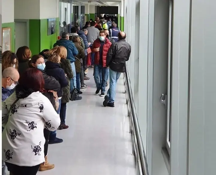 Colas de sanitarios en Valdecilla