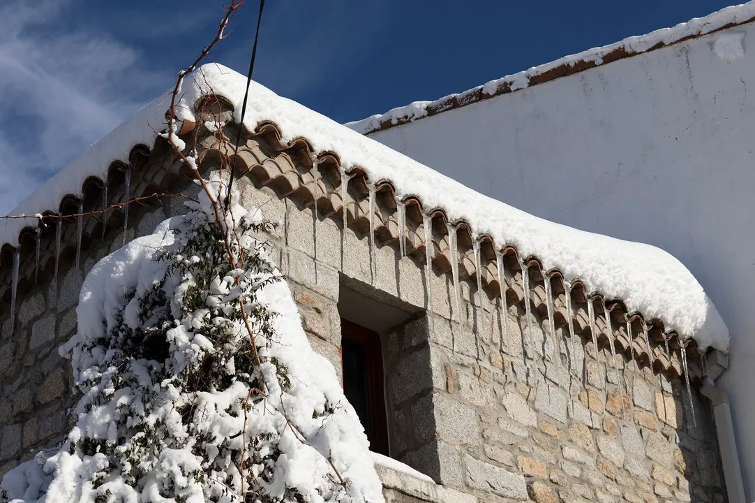 Tejado cubierto de nieve 
