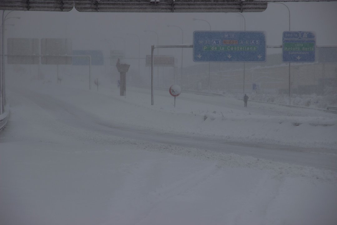Una de las carreteras de acceso al distrito de Hortaleza cubierta completamente por la nieve, en Madrid, este 9 de enero