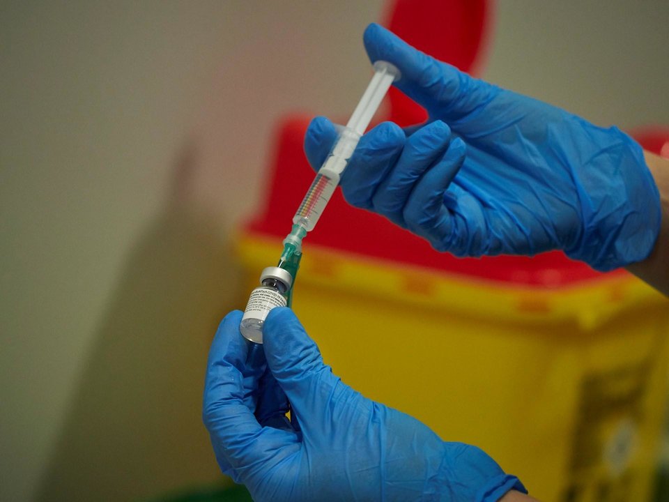 Una trabajadora sanitaria manipula el material necesario para administrar la vacuna contra la COVID-19 