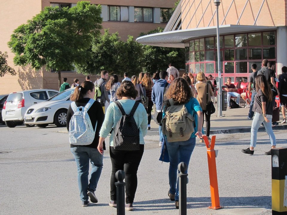 Estudiantes en una facultad de la Universidad de Málaga (UMA)