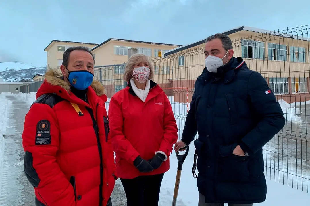 La consejera de Educaci&oacute;n, FP y Turismo, Marina Lomb&oacute;, acompa&ntilde;ada por el director del IES Montesclaros, Norberto Garc&iacute;a, y el director del CEIP Alto Ebro, &Oacute;scar Ruiz