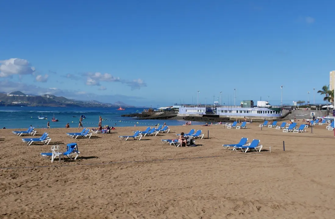 Ambiente en la Playa de las Canteras el d&iacute;a del comienzo del invierno, en Las Palmas de Gran Canaria, Canarias (Espa&ntilde;a), a 21 de diciembre de 2020. Hoy, que tiene lugar el solsticio de invierno, en Espa&ntilde;a hay grandes diferencias de temperaturas entre unas