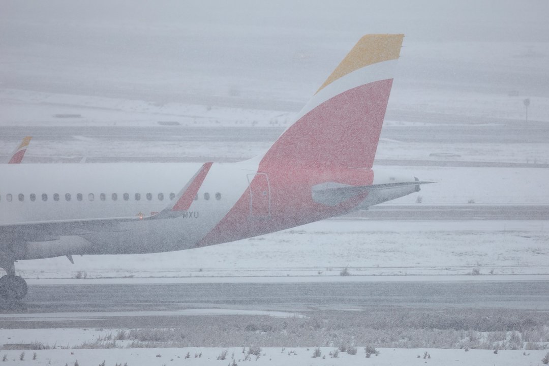 Un avión de la compañía Iberia en el Aeropuerto de Madrid-Barajas Adolfo Suárez, en Madrid (España), el pasado 8 de enero