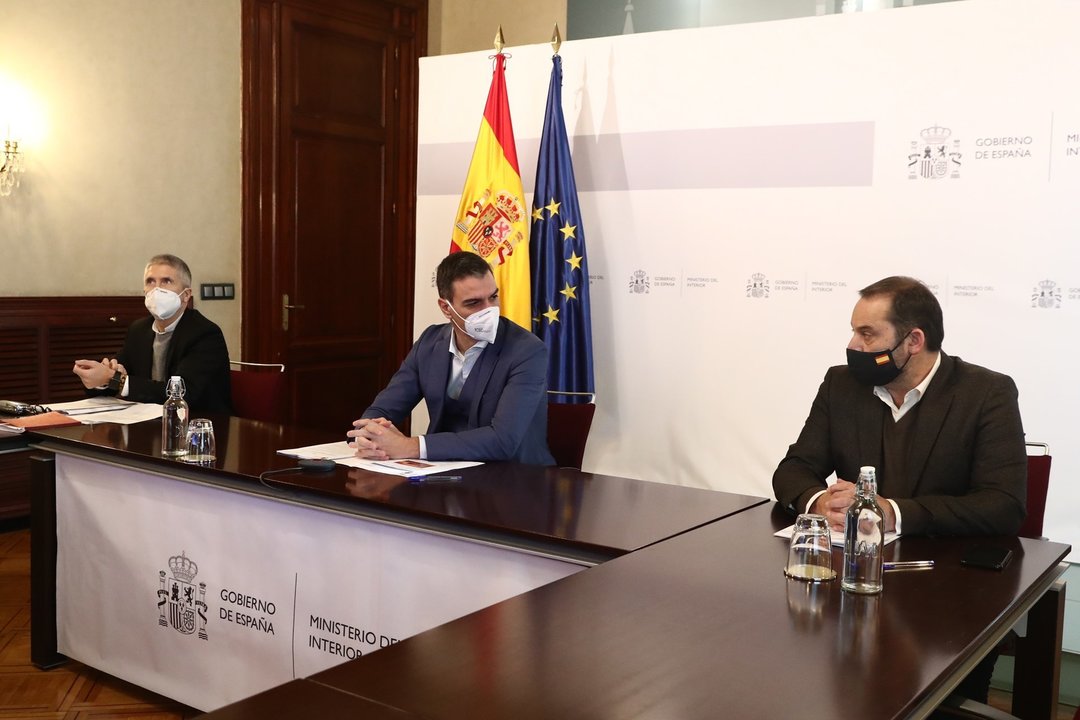 El presidente del Gobierno, Pedro Sánchez (centro), el ministro del Interior, Fernando Grande-Marlaska (i) y el ministro de Transportes, Movilidad y Agenda Urbana, José Luis Ábalos (d), el 10 de enero