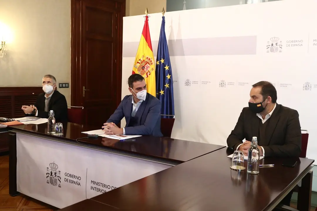 El presidente del Gobierno, Pedro S&aacute;nchez (centro), el ministro del Interior, Fernando Grande-Marlaska (i) y el ministro de Transportes, Movilidad y Agenda Urbana, Jos&eacute; Luis &Aacute;balos (d), el 10 de enero