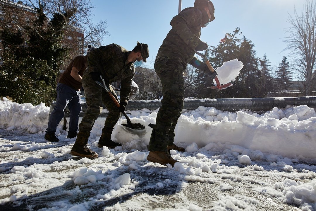 Militares del Ejército de Tierra limpian el acceso de entrada al Hospital Gregorio Marañón, en Madrid