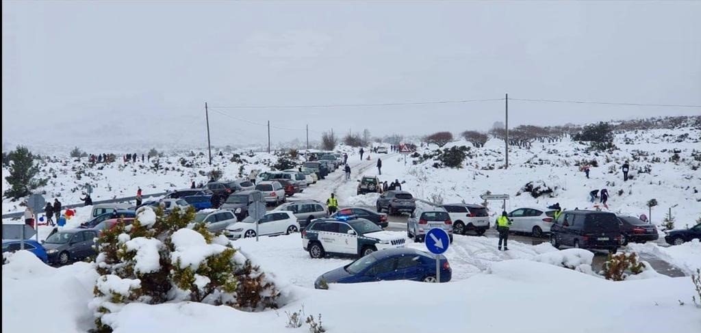 Retención de vehículos en una carretera de la provincia de Castellón