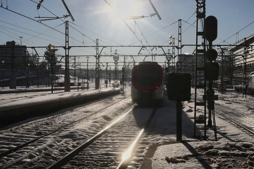Un tren a su paso en la Estaci&oacute;n de Atocha en Madrid (Espa&ntilde;a), a 11 de enero de 2021. 