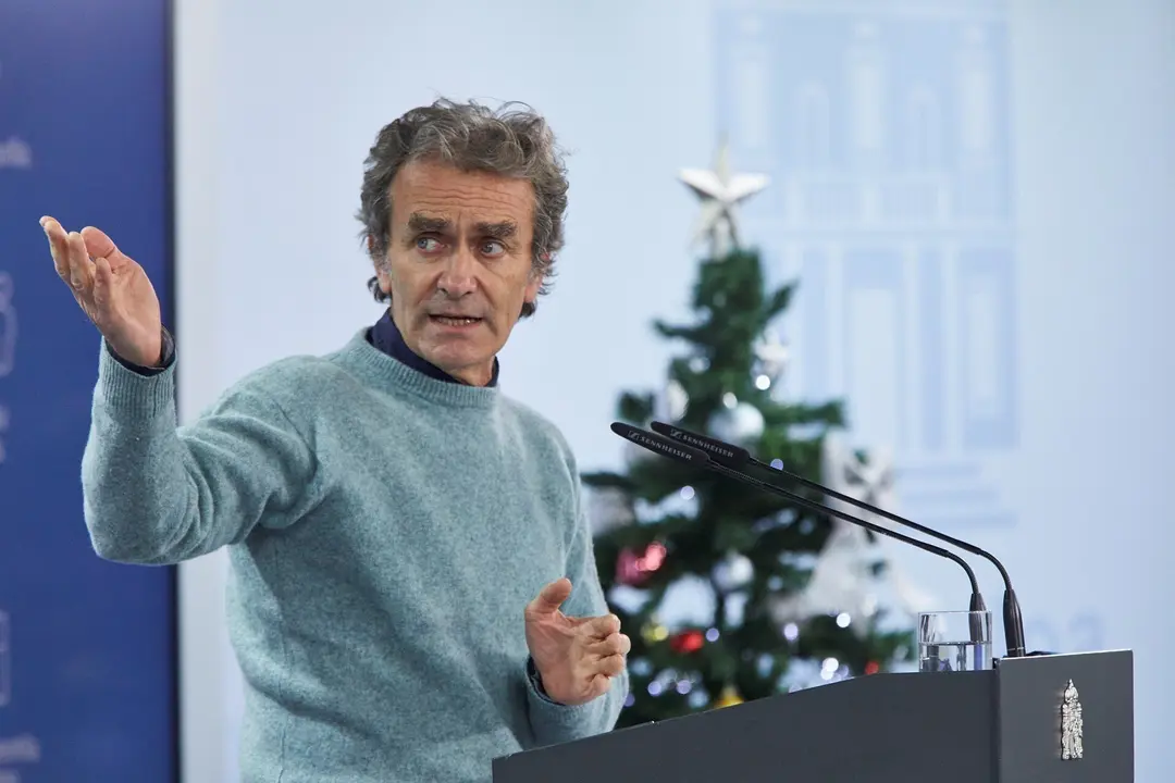 El director del Centro de Coordinaci&oacute;n de Alertas y Emergencias Sanitarias (CCAES), Fernando Sim&oacute;n, ofrece una rueda de prensa para informar sobre la evoluci&oacute;n de la pandemia de coronavirus, en el Ministerio de Sanidad, Madrid (Espa&ntilde;a), a 17 de diciembre