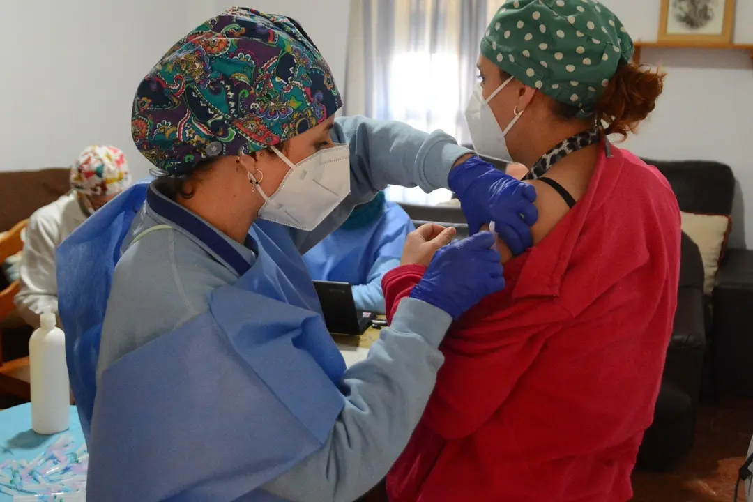 La vacuna contra el coronavirus llega a la residencia Juan Pablo II de Palos de la Frontera (Huelva).