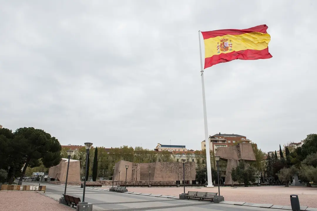 Bandera de Espa&ntilde;a en la Plaza de Col&oacute;n