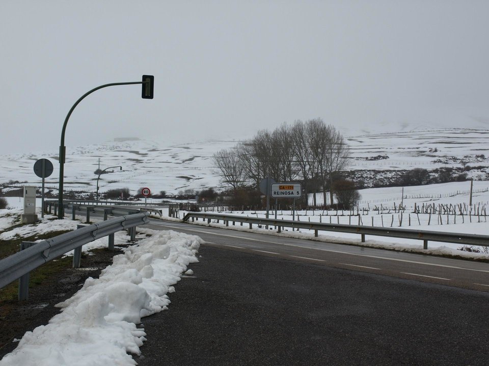 Carretera con nieve en Cantabria. Foto de archivo