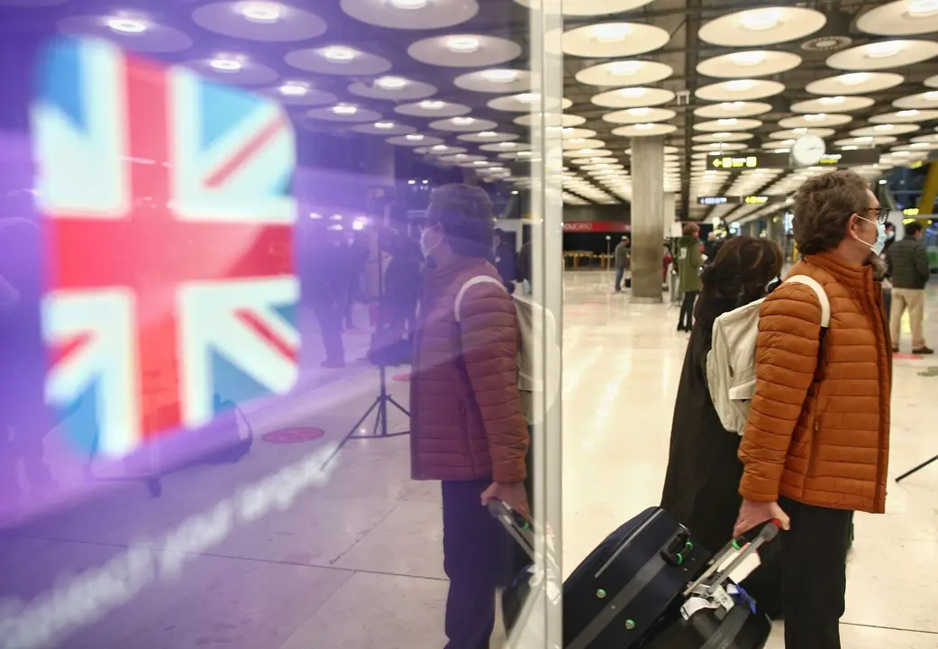 Viajeros en la zona de llegadas de la terminal T4 del Aeropuerto Adolfo Su&aacute;rez Madrid-Barajas.
