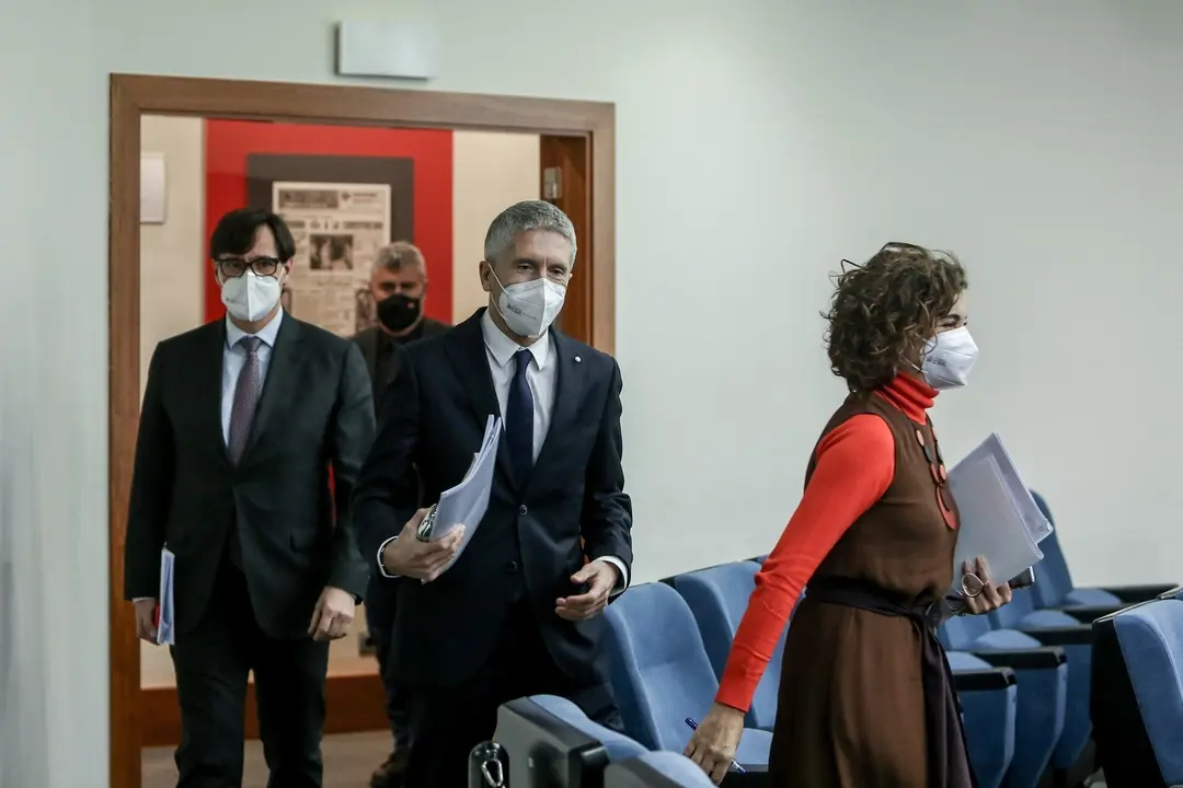 (I-D) La ministra de Hacienda, Mar&iacute;a Jes&uacute;s Montero, el ministro de Interior, Fernando Grande-Marlaska y el ministro de Sanidad, Salvador Illa a su llegada a una rueda de prensa convocada ante los medios posterior al Consejo de Ministros, en La Moncloa, Ma