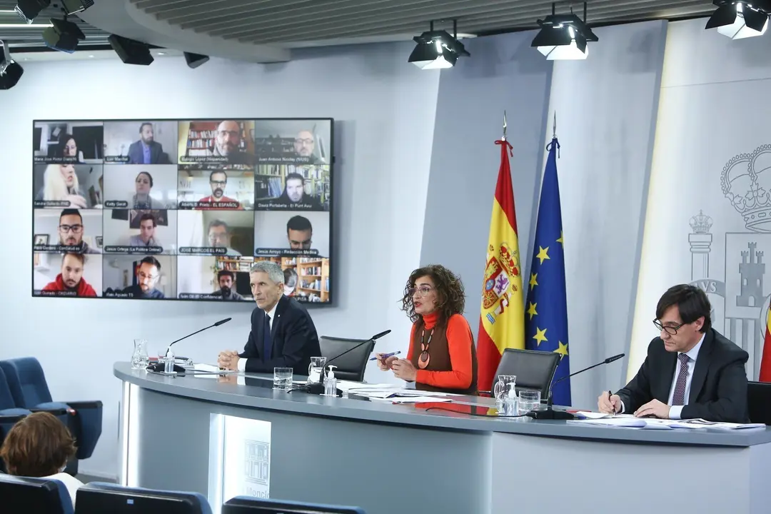 (I-D) El ministro de Interior, Fernando Grande-Marlaska, la ministra de Hacienda, Mar&iacute;a Jes&uacute;s Montero y el ministro de Sanidad, Salvador Illa durante una rueda de prensa convocada ante los medios posterior al Consejo de Ministros, en La Moncloa, Madrid, (