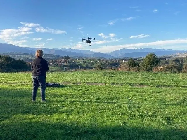 La investigadora Viola Bruschi maneja un dron