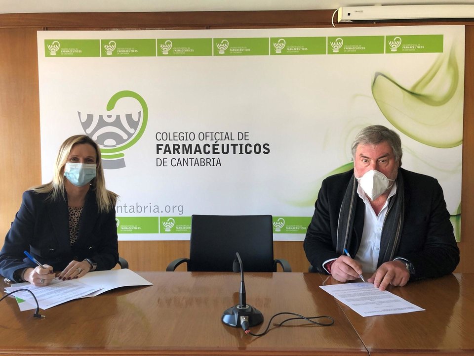 La presidenta del Colegio de Farmacéuticos de Cantabria, Rita de la Plaza, y el alcalde de Valderredible, Fernando Fernandez, renovando el convenio de mejora del uso de la medicación