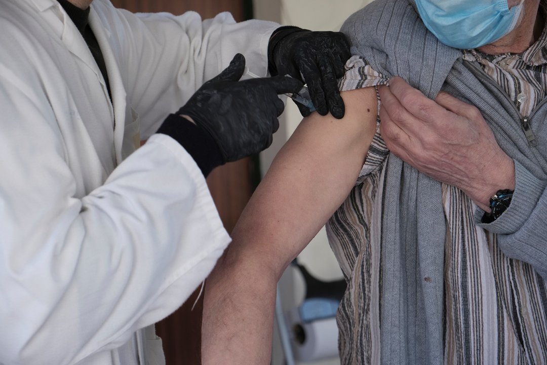 Un trabajador sanitario inyecta una vacuna contra la Covid-19 