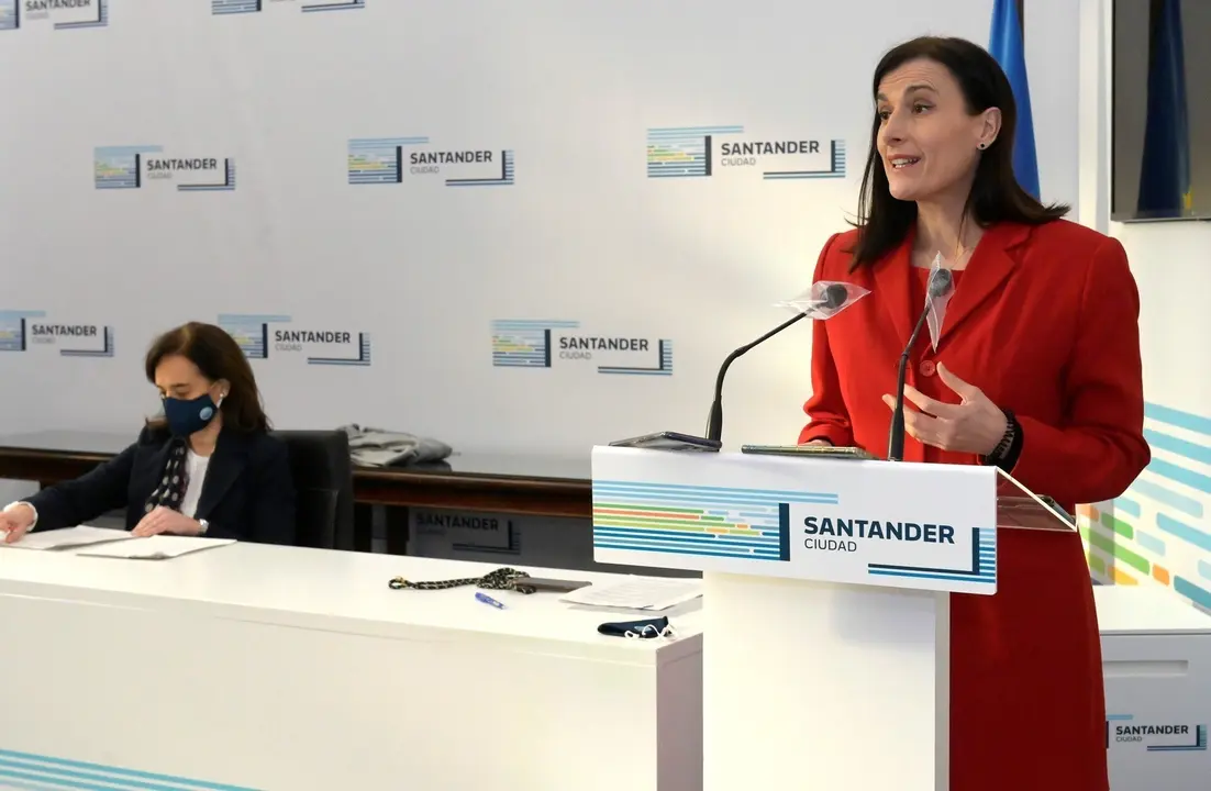 La alcaldesa de Santander, Gema Igual, y la concejala de Medio Ambiente, Margarita Rojo
