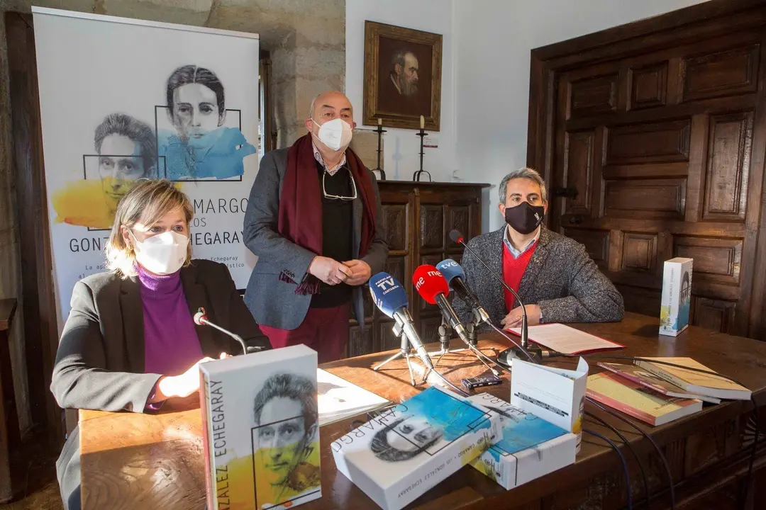 La alcaldesa de Camargo y el vicepresidente regional en la presentaci&oacute;n de los libros de los Gonz&aacute;lez Echegaray
