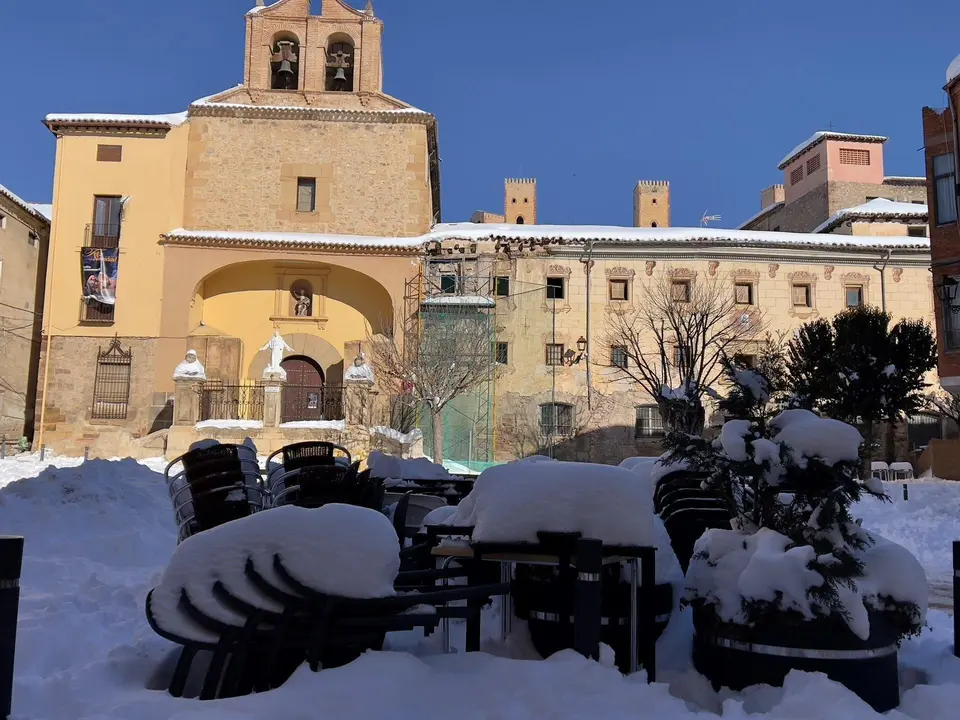 Mesas de un establecimiento nevadas durante la ola de fr&iacute;o en Molina de Arag&oacute;n, Guadalajara, Castilla-La Mancha (Espa&ntilde;a), a 13 de enero de 2021. La ola de fr&iacute;o tras la gran nevada provocada por la borrasca &lsquo;Filomena&rsquo; sigue dejando temperaturas "extremadam