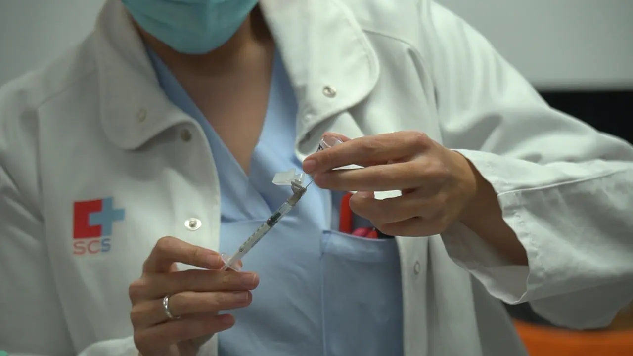 Vacunaci&oacute;n contra el coronavirus a sanitarios en Valdecilla