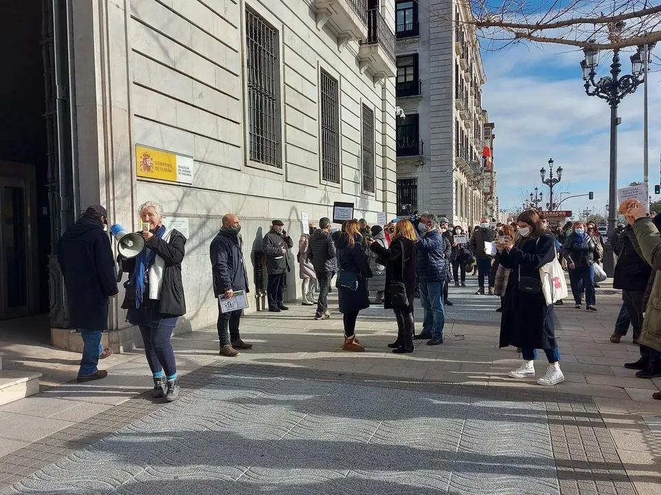 Empleados p&uacute;blicos temporales de Cantabria se concentran ante la Delegaci&oacute;n del Gobierno