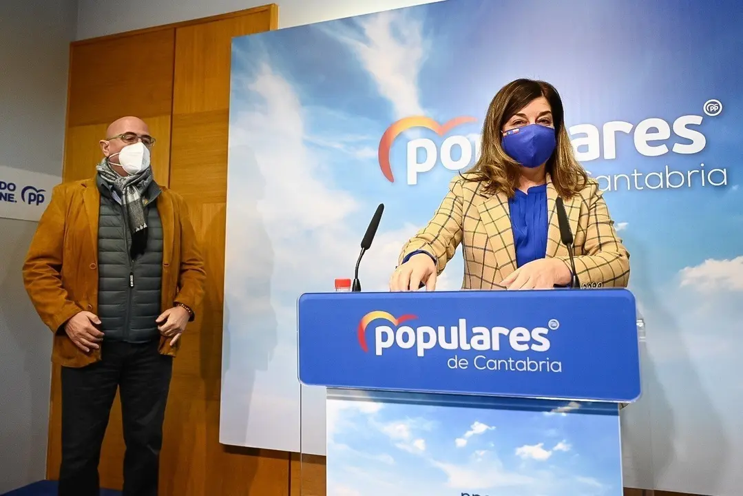 La presidenta del PP de Cantabria, Mar&iacute;a  Jos&eacute; S&aacute;enz de Buruaga, y el portavoz de Sanidad del partido, C&eacute;sar Pascual