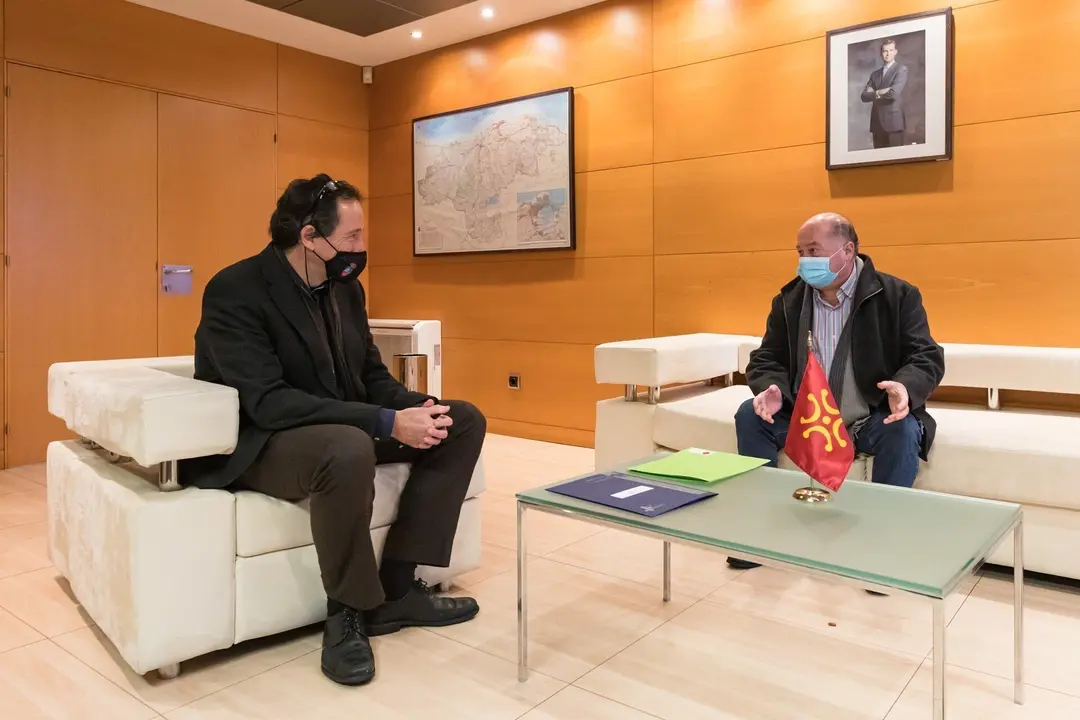 El Consejero De Obras P&uacute;blicas, Ordenaci&oacute;n Del Territorio Y Urbanismo, Jos&eacute; Luis Gochicoa, Recibe Al Alcalde De Villacarriedo, &Aacute;ngel Sainz