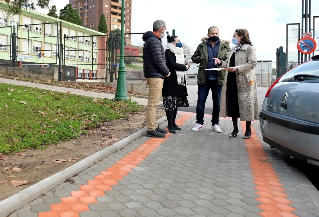 Las concejalas de Santander Carmen Ruiz y Noem&iacute; M&eacute;ndez visitan las obras de mejora de la seguridad y accesibilidad en el colegio Fuente de la Salud de Cazo&ntilde;a