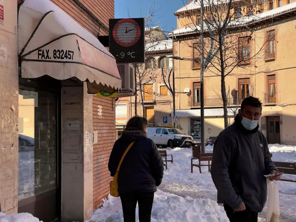 Un term&oacute;metro colgado de un establecimiento marca -9 grados cent&iacute;grados durante la ola de fr&iacute;o en Molina de Arag&oacute;n, Guadalajara, Castilla-La Mancha (Espa&ntilde;a), a 13 de enero de 2021. La ola de fr&iacute;o tras la gran nevada provocada por la borrasca &lsquo;Filomena&rsquo; si