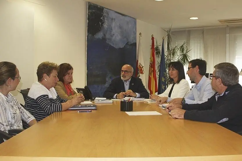 Miembros del sindicato ATI junto al consejero de Sanidad, Miguel Rodr&iacute;guez (Foto de archivo)