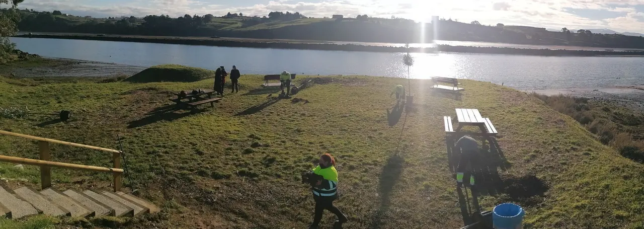 Trabajos en la zona de recreo del carril bici de Suances