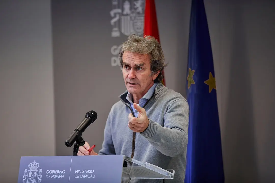 El director del Centro de Coordinaci&oacute;n de Alertas y Emergencias Sanitarias (CCAES), Fernando Sim&oacute;n durante una rueda de prensa para informar sobre la evoluci&oacute;n de la pandemia de coronavirus, en el Ministerio de Sanidad, Madrid (Espa&ntilde;a), a 11 de enero de 2