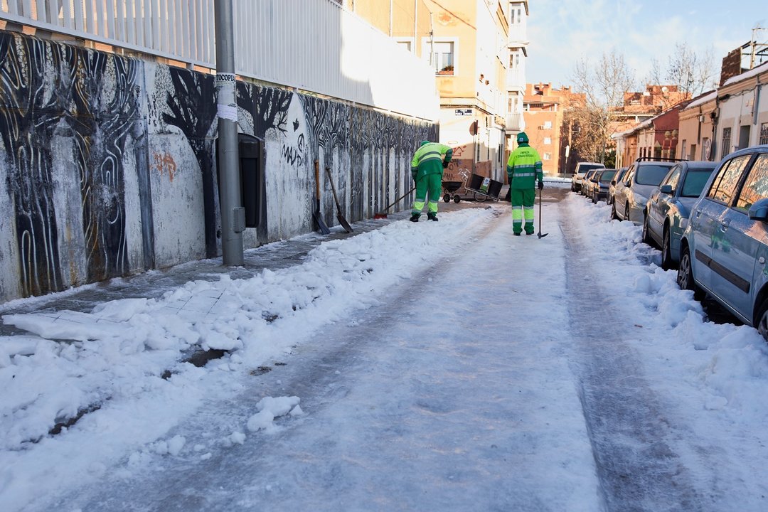 Operarios de Limpieza y Zonas Verdes del Ayuntamiento de Madrid limpian de nieve las inmediaciones del Colegio Lope de Vega de Madrid (España), a 14 de enero de 2021. El alcalde de Madrid ha reconocido este jueves que el regreso de los alumnos a "algunos 