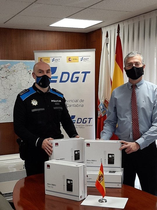 Entrega de kits de detección de drogas de la Jefatura de Tráfico a la Policía Local de Santander.