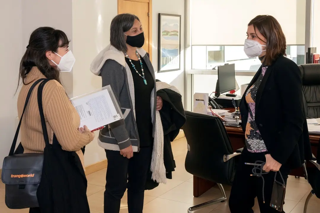 La consejera de Presidencia, Interior, Justicia y Acci&oacute;n Exterior, Paula Fern&aacute;ndez, recibe a la presidenta de la Asociaci&oacute;n Nacional contra el Despoblamiento, Lidia D&iacute;az