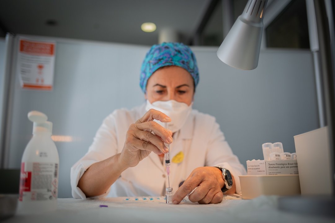 Una enfermera prepara la vacuna Pfizer-BioNtech contra el COVID-19 antes de administrársela a un profesional sanitario en el Hospital de la Santa Creu i Sant Pau de Barcelona, Catalunya (España), a 14 de enero de 2021.