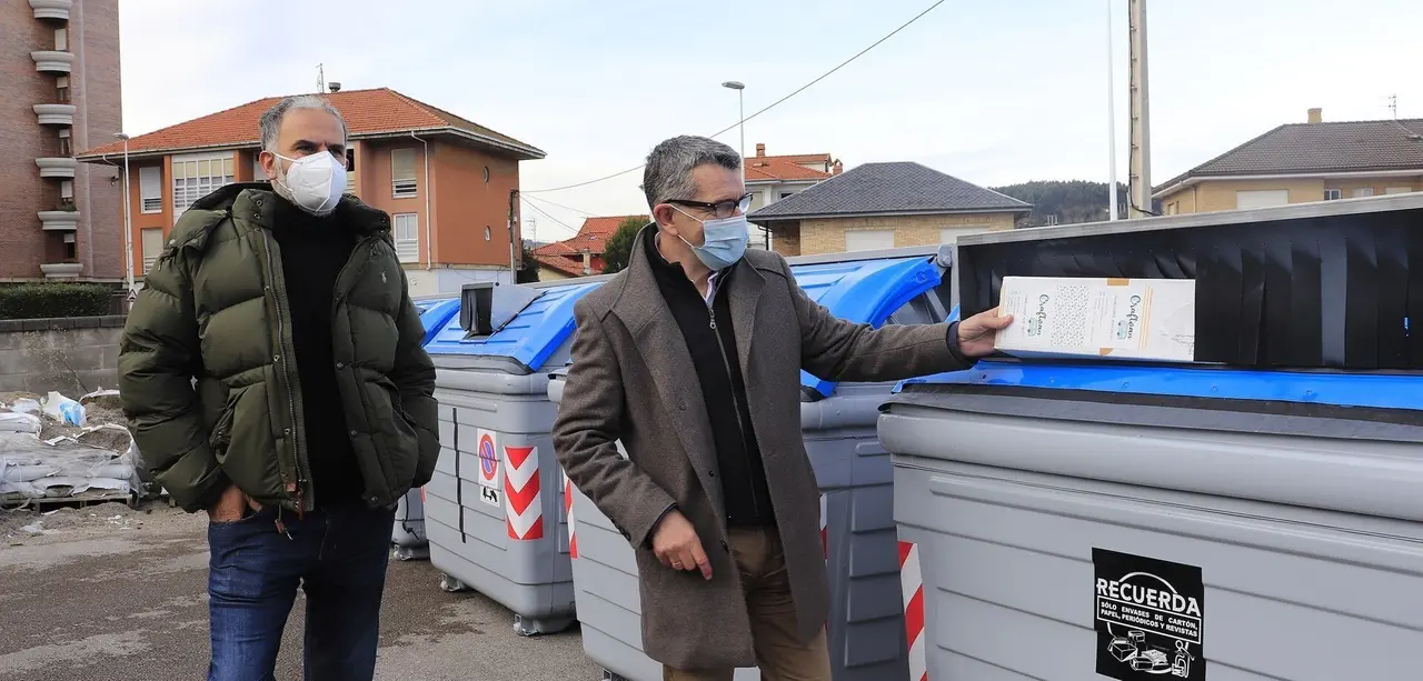 El concejal responsable del Servicio de Recogida de Basuras, Pedro P&eacute;rez Noriega, junto a los contenedores de papel y cart&oacute;n