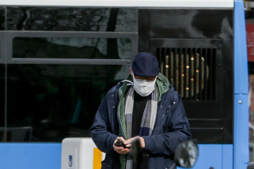 Un hombre lleva mascarilla para protegerse del coronavirus en una calle de Madrid, a 11 de marzo de 2020.