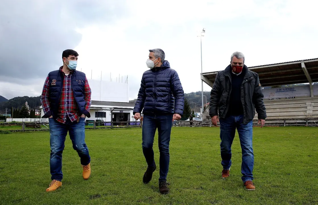 El vicepresidente de, Pablo Zuloaga (centro), visita las mejoras realizadas en el campo de f&uacute;tbol de Liendo junto al  alcalde, Juan Alberto Rozas (d) y el edil Norberto Revuelta (i)