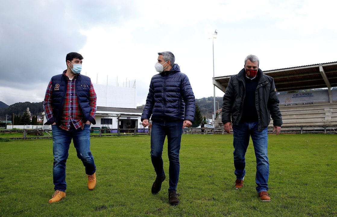 El vicepresidente de, Pablo Zuloaga (centro), visita las mejoras realizadas en el campo de fútbol de Liendo junto al  alcalde, Juan Alberto Rozas (d) y el edil Norberto Revuelta (i)