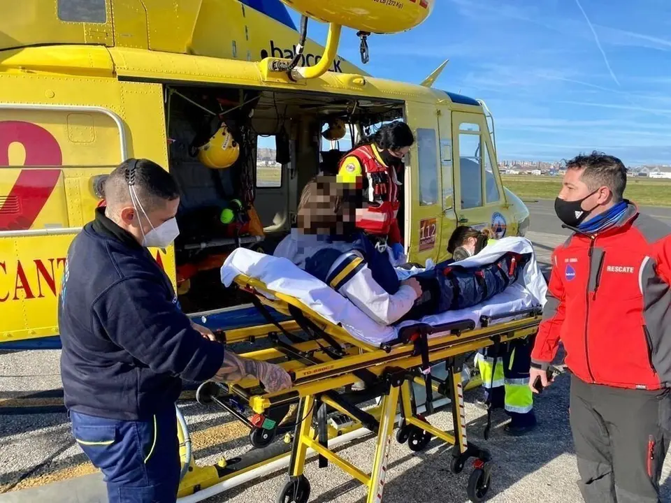 El joven lesionado en una pierna tras sufrir una ca&iacute;da en Ruente es introducido en el helic&oacute;ptero del Gobierno de Cantabria