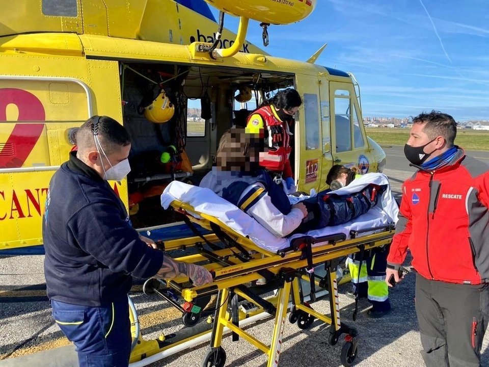 El joven lesionado en una pierna tras sufrir una caída en Ruente es introducido en el helicóptero del Gobierno de Cantabria