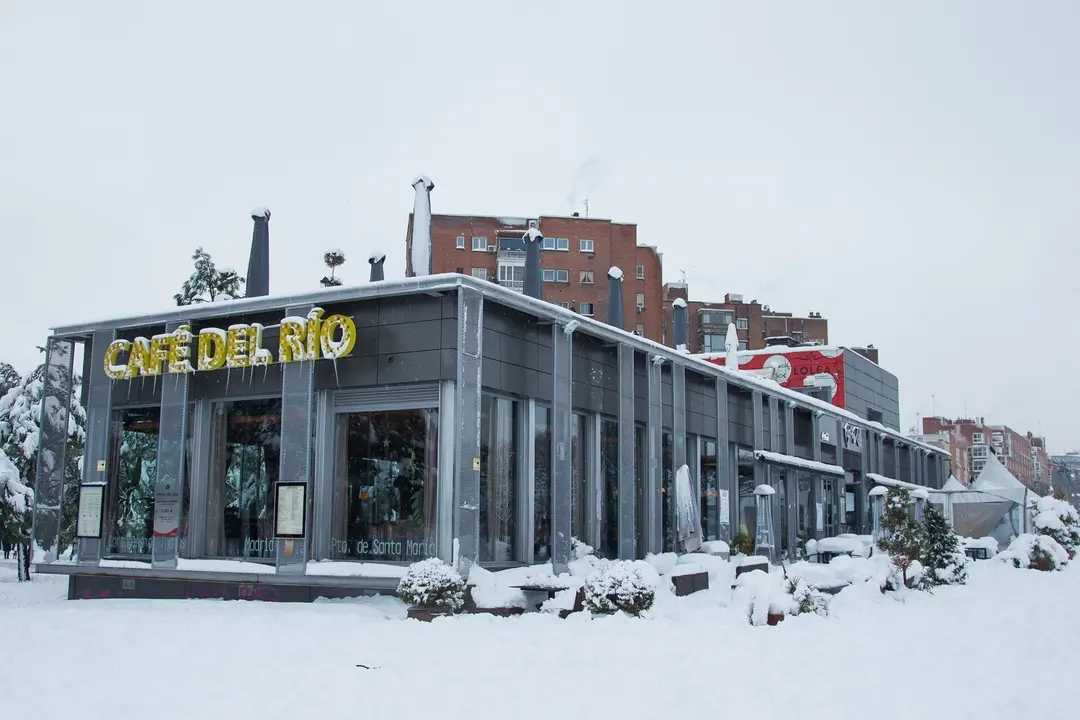 Cafeter&iacute;a ubicada en la zona de Madrid R&iacute;o durante la gran nevada provocada por la borrasca &lsquo;Filomena&rsquo;, en Madrid