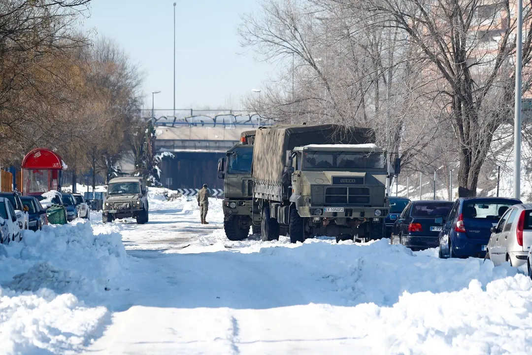 Un cami&oacute;n de la Unidad Militar de Emergencias (UME) colabora en la retirada de nieve y hielo en las inmediaciones del colegio Fuente de la Villa tras la gran nevada provocada por la borrasca 'Filomena', en Valdemoro (Madrid)