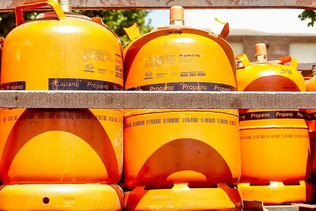 Detalles de bombonas de butano cargadas en un cami&oacute;n.